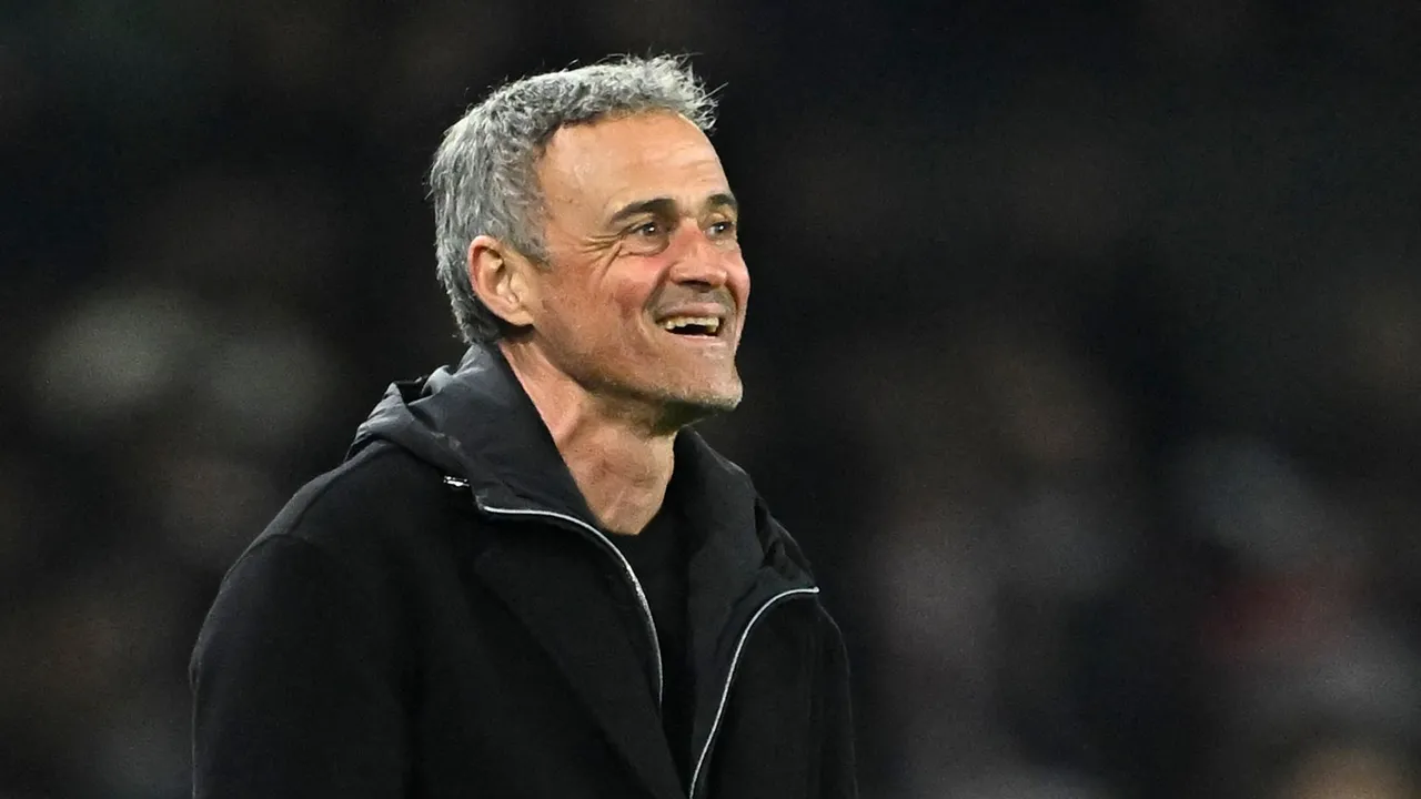 لويس إنريكي يحسم قراره بشأن عرض مانشستر يونايتد